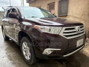 Toyota Highlander SE 2011 Maroon