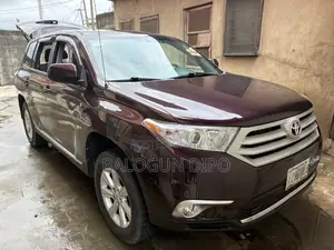 Toyota Highlander SE 2011 Maroon