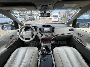 Toyota Sienna 2011