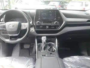 Toyota Highlander XLE 2021 Gray