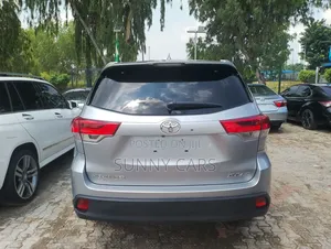 Toyota Highlander XLE 4x4 V6 (3.5L 6cyl 8A) 2018 Blue