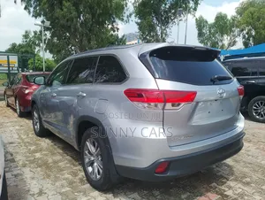 Toyota Highlander XLE 4x4 V6 (3.5L 6cyl 8A) 2018 Blue