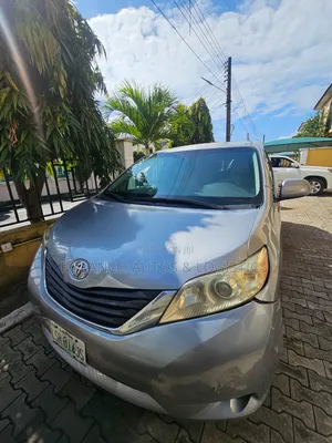 Toyota Sienna XLE 8 Passenger 2012 Silver