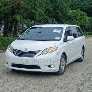 Toyota Sienna LE FWD 8-Passenger 2013 White