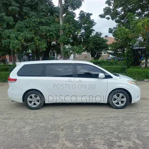 Toyota Sienna LE FWD 8-Passenger 2013 White