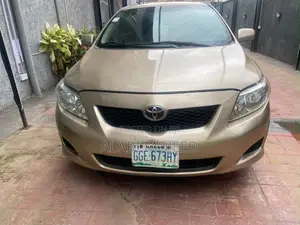 Toyota Corolla LE 4dr Sedan (1.8L 4cyl 4A) 2010 Gold