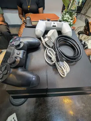 PS4 Standard With 10 Games and 2 Pads