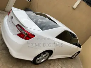 Toyota Camry SE 4dr Sedan (2.5L 4cyl 6A) 2014 White