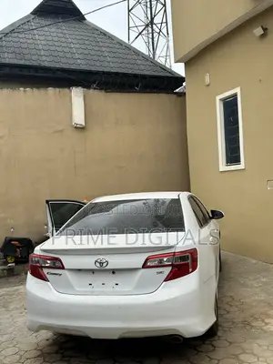 Toyota Camry SE 4dr Sedan (2.5L 4cyl 6A) 2014 White