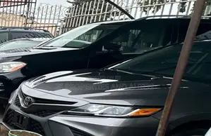 Toyota Camry SE FWD (2.5L 4cyl 8AM) 2018 Gray