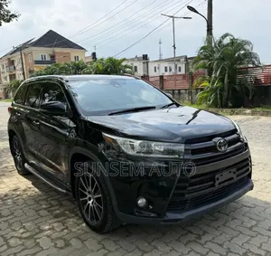 Toyota Highlander SE 4x4 V6 (3.5L 6cyl 8A) 2017 Black