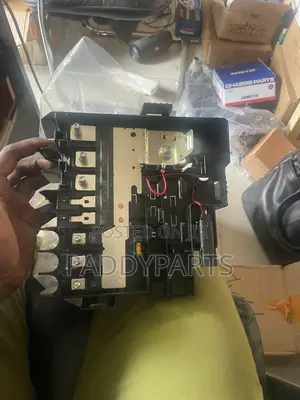 Cadillac Escalade Battery Distribution Engine Fuse Block ()