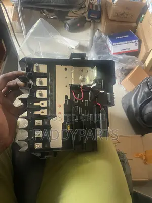 Cadillac Escalade Battery Distribution Engine Fuse Block ()