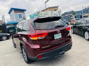 Toyota Highlander XLE 4x2 V6 (3.5L 6cyl 8A) 2018 Red