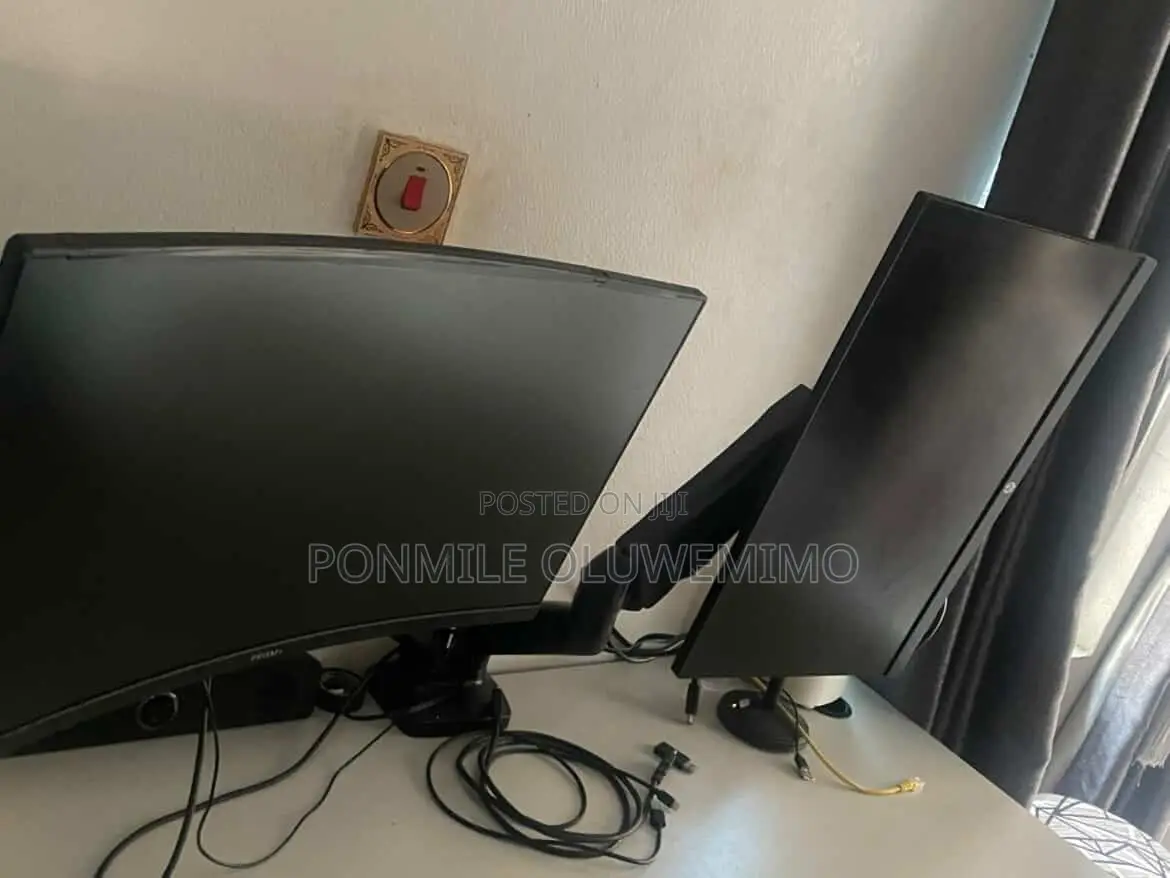 Gaming N Streaming Monitor Setup. (Monitors N Mount Only)