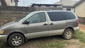 Toyota Sienna XLE 1999 Gray
