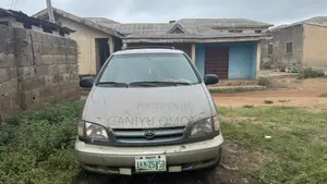 Toyota Sienna XLE 1999 Gray