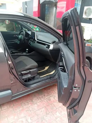 Toyota C-HR XLE 2021 Brown
