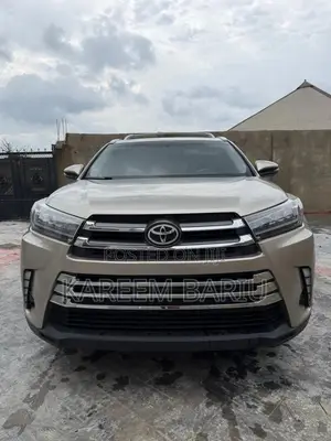 Toyota Highlander XLE V6 4x4 (3.5L 6cyl 6A) 2016 Gold