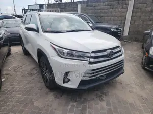 Toyota Highlander SE 4x4 V6 (3.5L 6cyl 8A) 2017 White