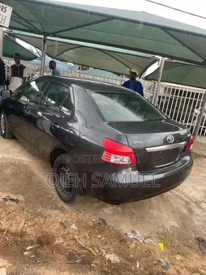 Toyota Yaris Base Sedan 4dr 2010 Gray