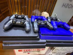Clean PS4 With 2 Pad and Games