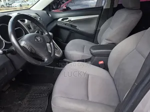 Toyota Matrix Hatchback FWD (1.8L 4cyl 5M) 2010 Silver