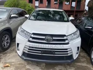 Toyota Highlander LE Plus 4x2 V6 (3.5L 6cyl 8A) 2017 White