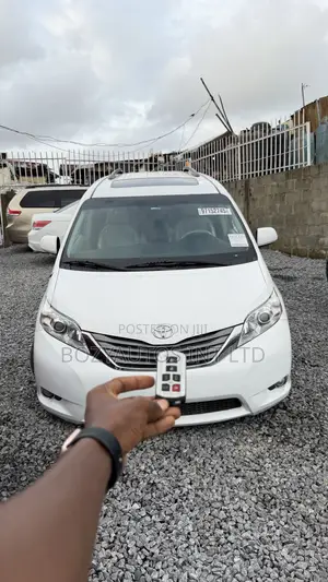 Toyota Sienna XLE 7-Passenger 4dr Minivan AWD (3.5L 6cyl 6A) 2015 White