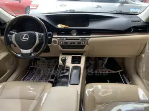 Lexus ES 2015 Red