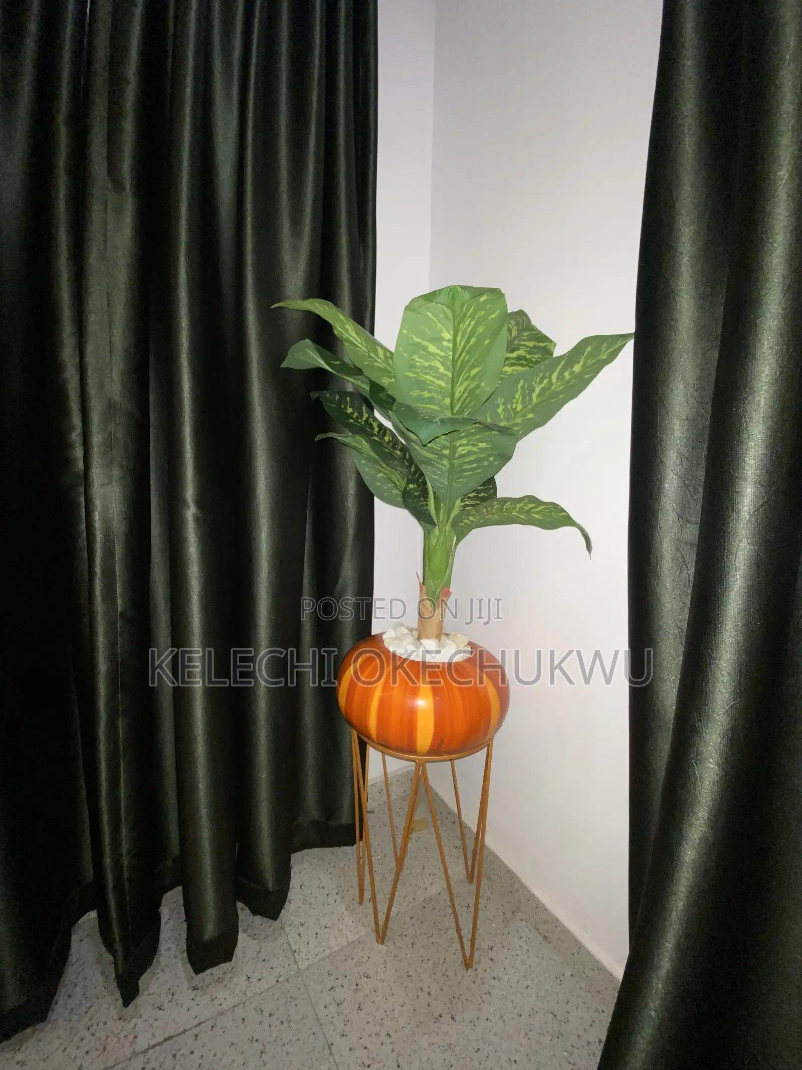 Flower and Vases With Stand