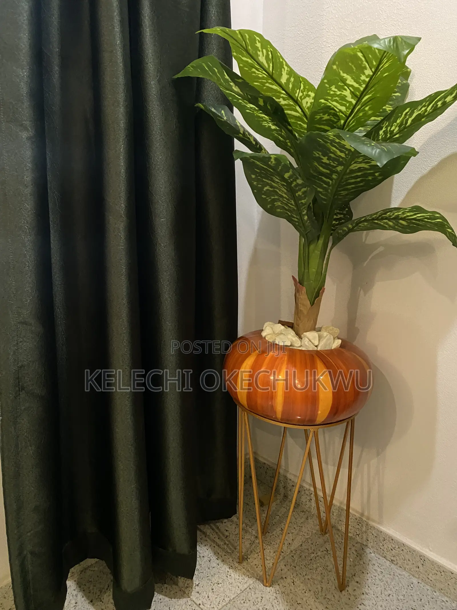 Flower and Vases With Stand