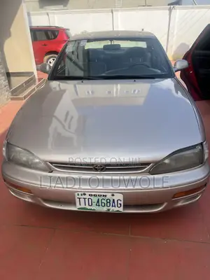 Toyota Camry LE 4dr Sedan (2.2L 4cyl 4A) 2001 Gold