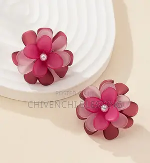 A Pair of Elegant Floral Earring