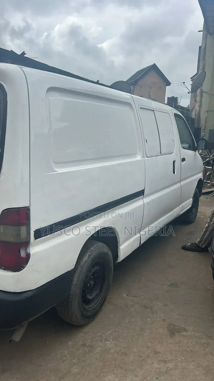 Toyota HiAce 2002 White