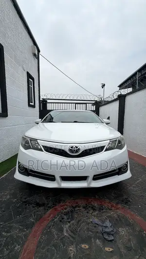 Toyota Camry SE 4dr Sedan (2.5L 4cyl 6A) 2014 White
