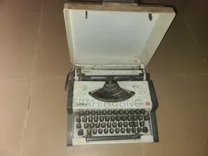 1976 Olympia Traveller Portable Manual Typewriter