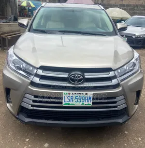 Toyota Highlander XLE V6 4x4 (3.5L 6cyl 6A) 2016 Gold
