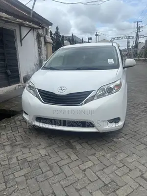Toyota Sienna 2011 White