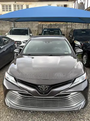 Toyota Camry XLE FWD (2.5L 4cyl 8AM) 2018 Beige