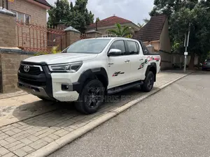 Toyota Hilux 2023 White