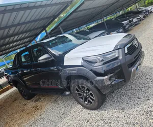 New Toyota Hilux 2025 Black