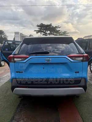 Toyota RAV4 XLE FWD 2019 Blue