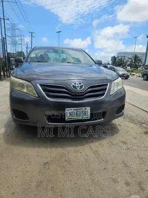 Toyota Camry LE 4dr Sedan (2.5L 4cyl 6A) 2011 Gray