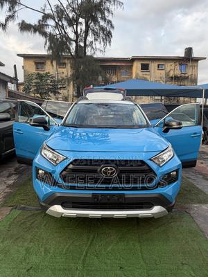Toyota RAV4 XLE FWD 2019 Blue