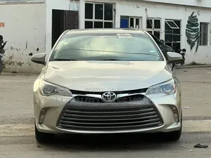 Toyota Camry XLE 4dr Sedan (2.5L 4cyl 6A) 2015 Gold