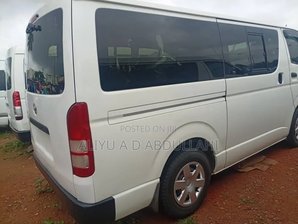 Toyota HiAce 2013 White