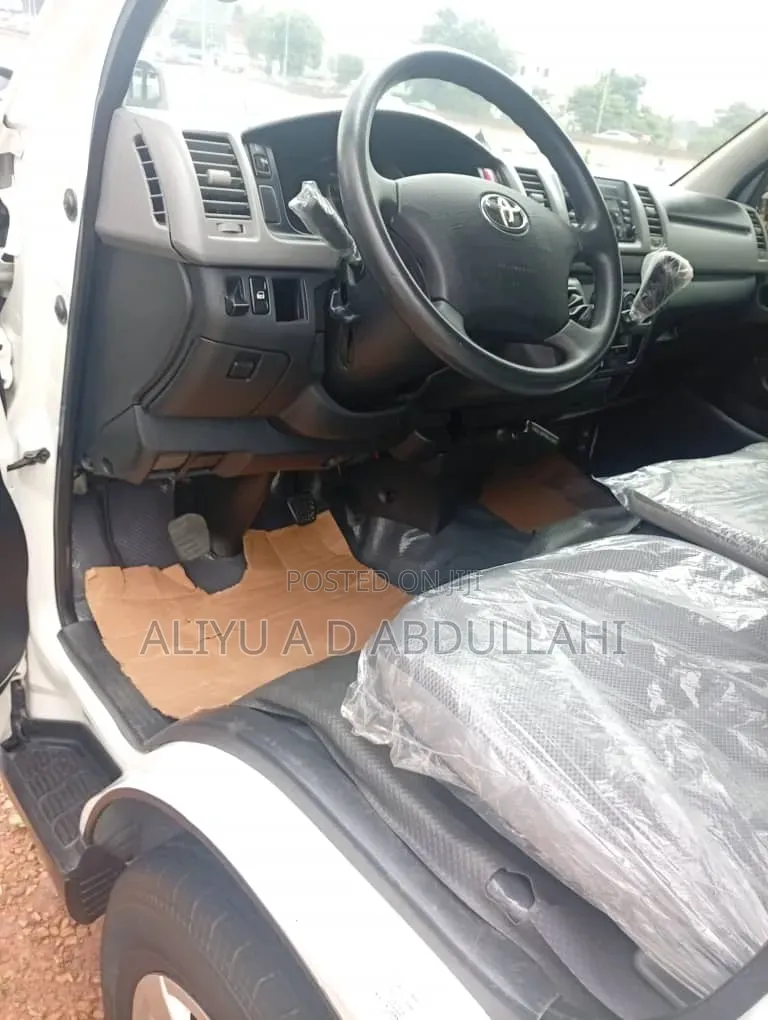 Toyota HiAce 2013 White