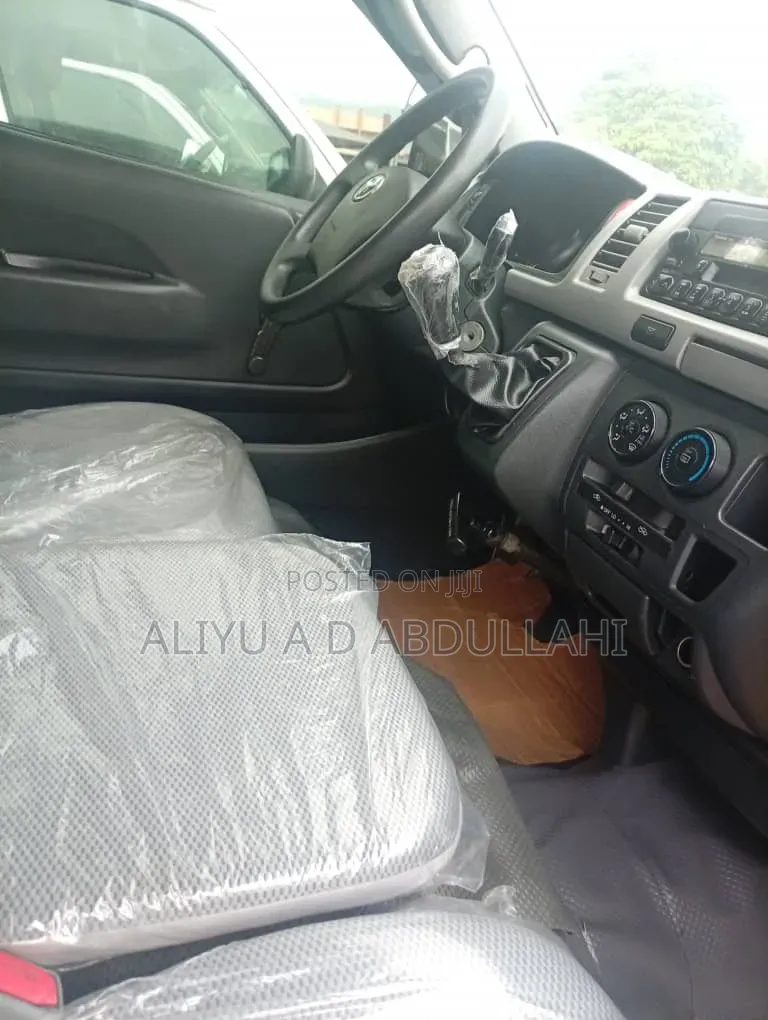 Toyota HiAce 2013 White