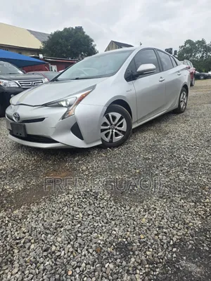 Toyota Prius 4dr Hatchback (1.8L 4cyl gas/electric hybrid CVT) 2016